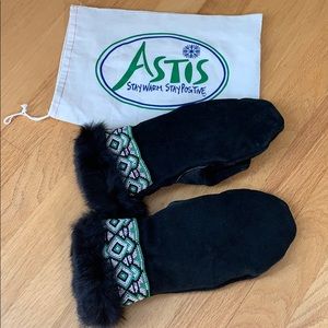 Astis suade mittens with fur trim